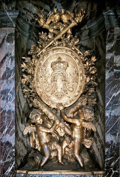 Socha na přistání Escalier de la Reine symbolicky oslavující svatbu Ludvíka XIV. a Marie Terezie Rakouské od Benoit or Massou Masson