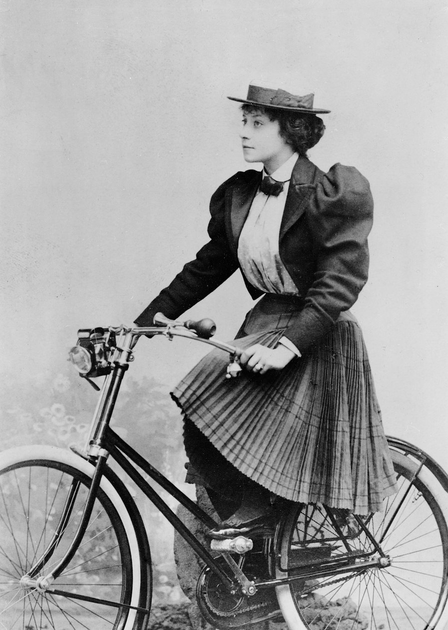 Julia Denis na kole, 1893 (černobílá fotografie) od Benque Studio