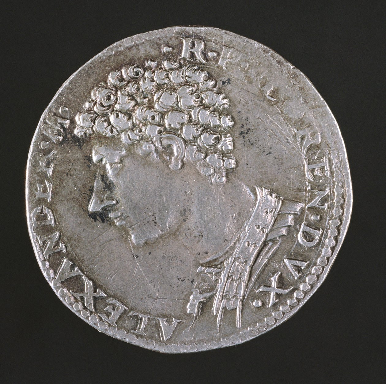 Líc stříbrné mince Alessandra De Medici (1511-74) Nápis: ALEXANDER MED R P FLOREN DVX, raženo 1532-37 (reverz viz 108640) od Benvenuto Cellini