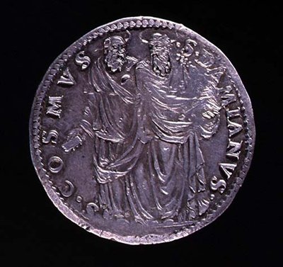 Rub stříbrné mince zobrazující SS Cosimo a Damiena stojící a hledící jeden na druhého. Nápis: S. COSMVS S. DAMIANVS, raženo 1532-1537 (avers viz 108641) od Benvenuto Cellini