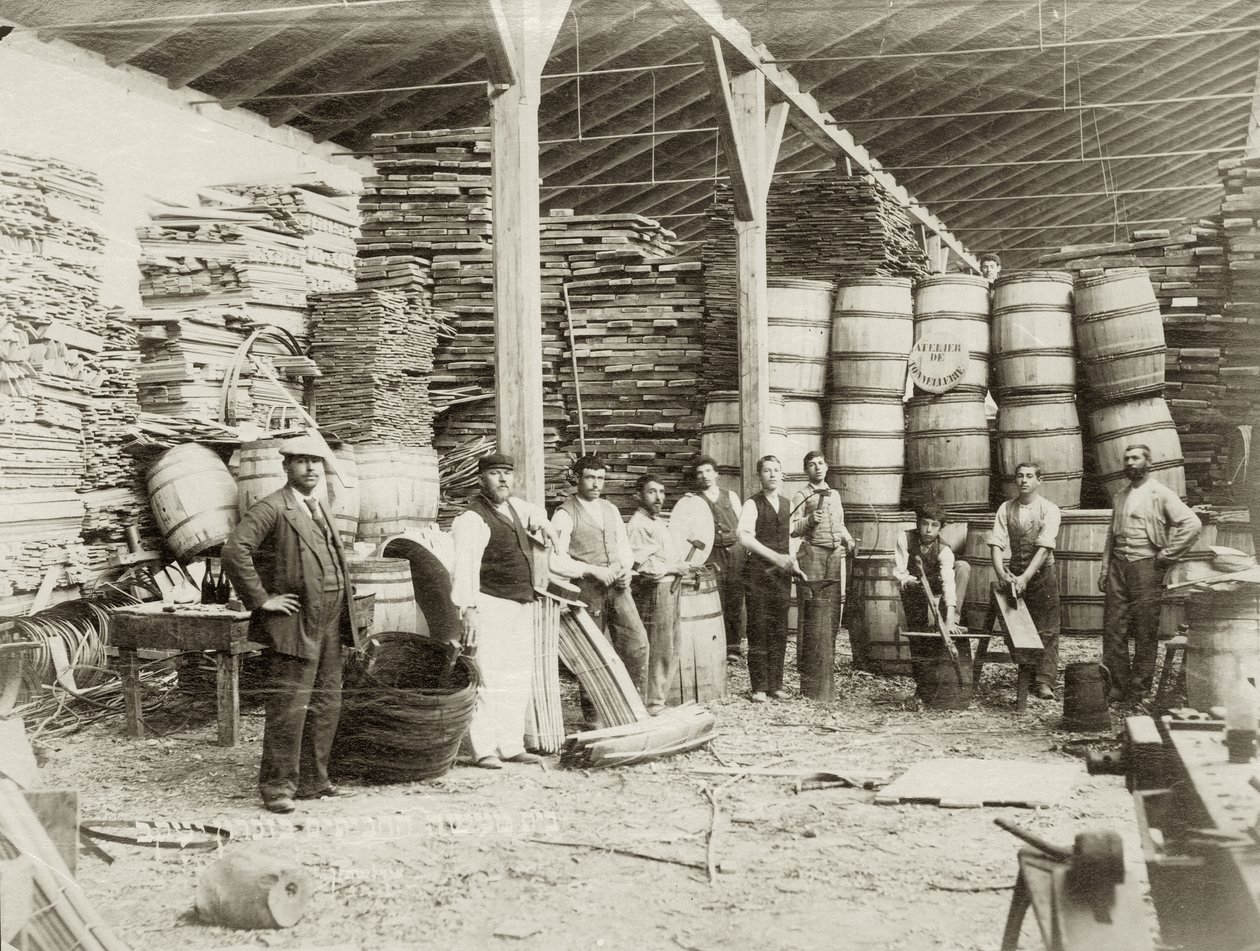 Interiér továrny na sudy v Zichron Yaacov s dělníky, c.1898-1900 bw photo od Bernard Edelstein
