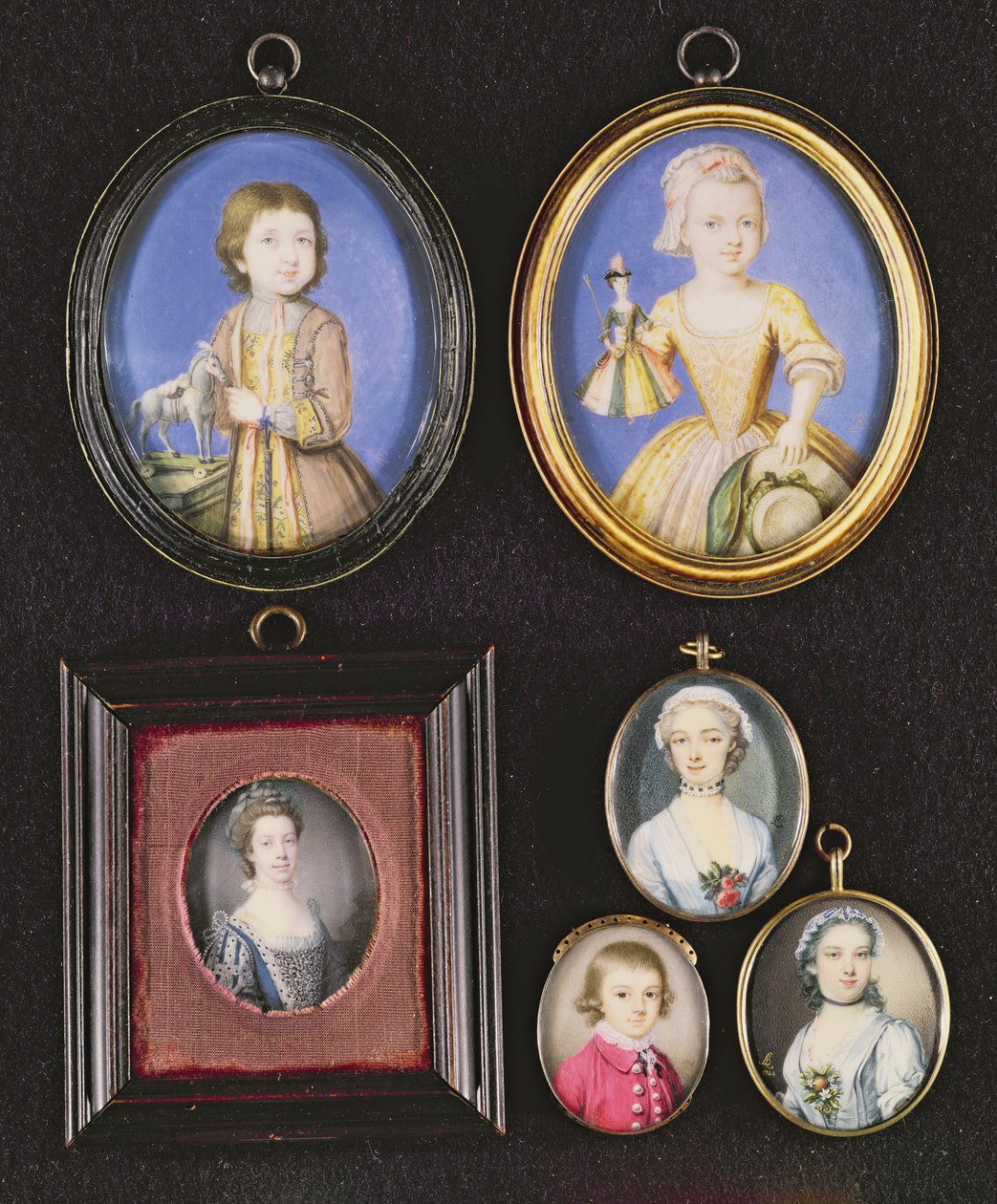 Portrétní miniatury. L k R a T k B: Richard Whitmore od Bernarda Lense (1682-1740); Katherine Whitmore od Bernarda Lense (1682-1740); Královna Charlotte od Samuela Finneyho (1718-98); Neznámý chlapec od Thomase od Bernard Lens