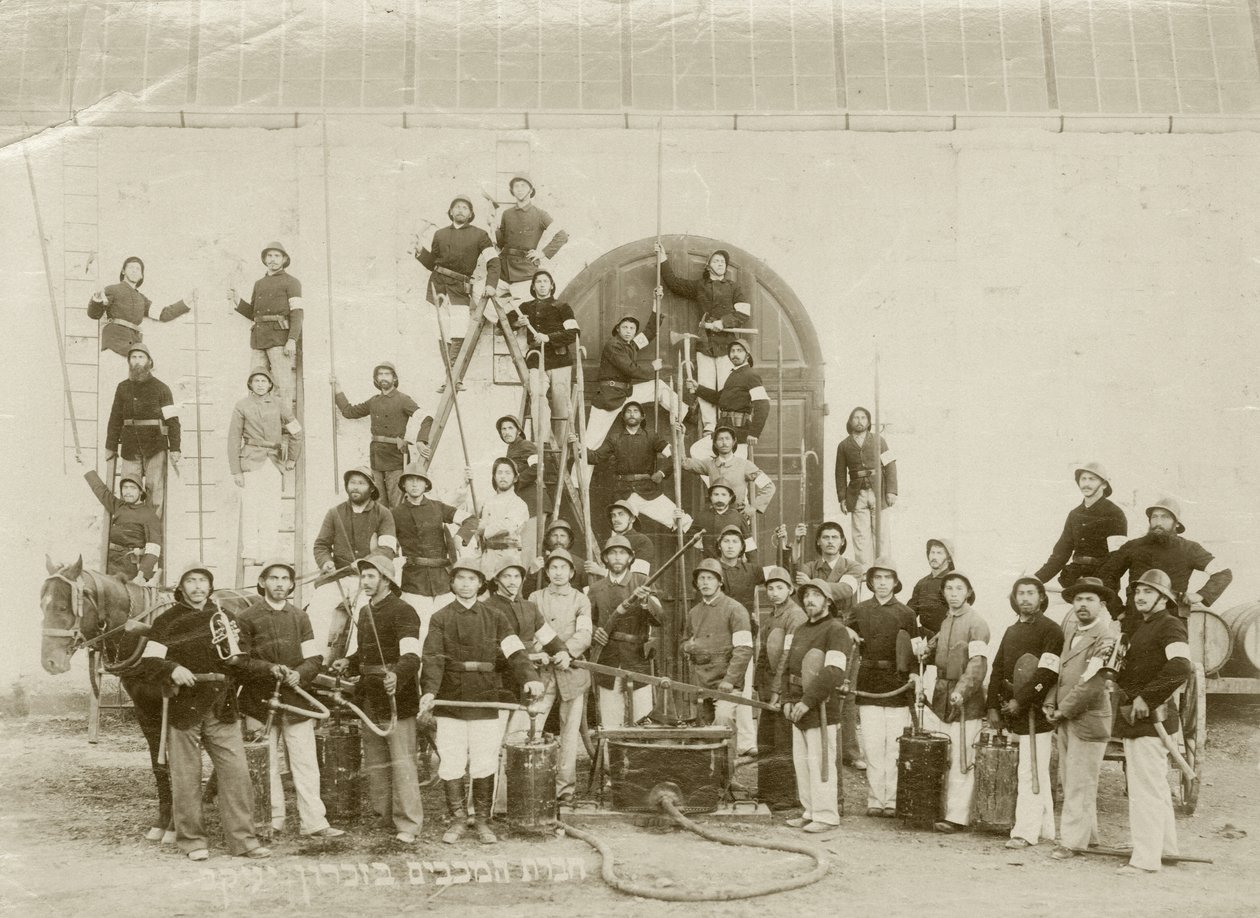 Skupinový snímek hasičů v Zichron Jaakov, asi 1898-1900 od Bernard Edelstein