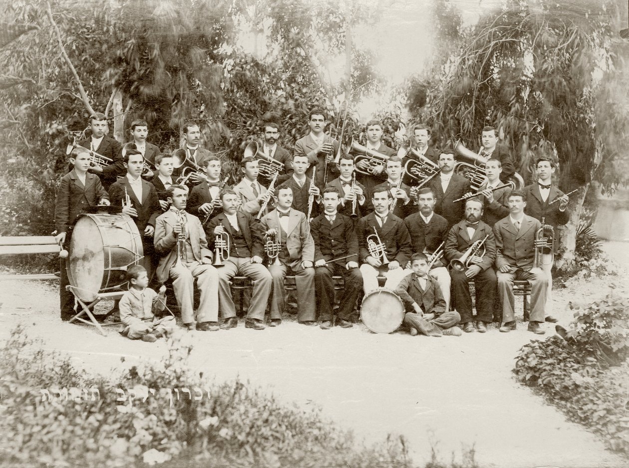 Skupinový snímek orchestru v Zichron Jaakov, asi 1898-1900 od Bernard Edelstein