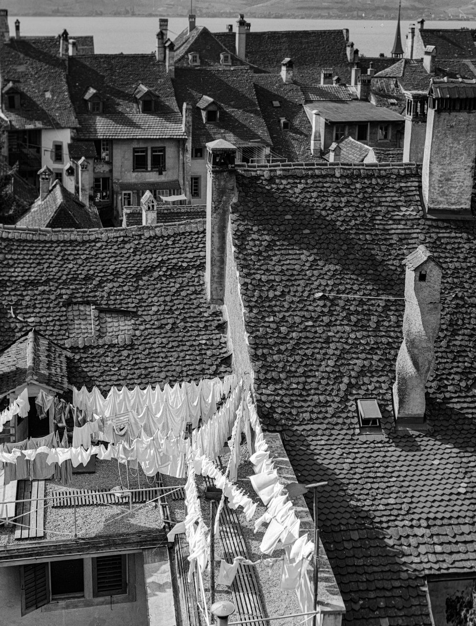 Sedlové střechy a sušení prádla na starých italských vesnických domech od Bernard F. Rogers