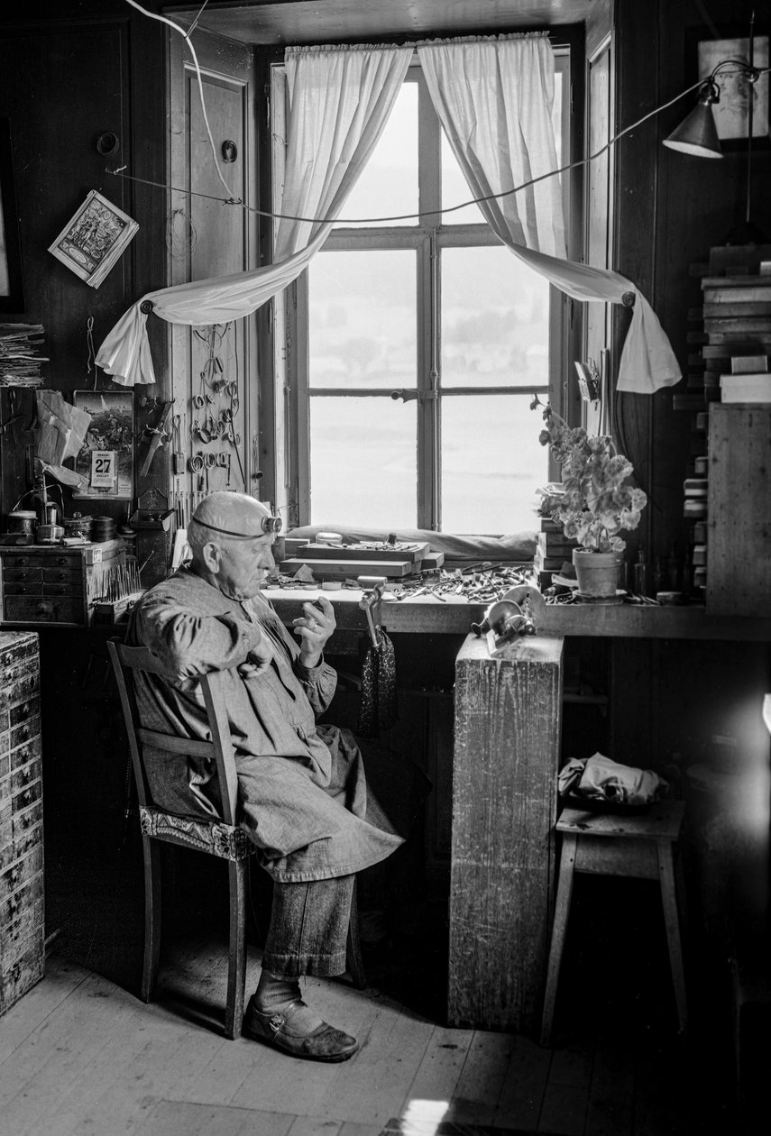 Italský hodinář s nářadím a pracovním stolem od Bernard F. Rogers