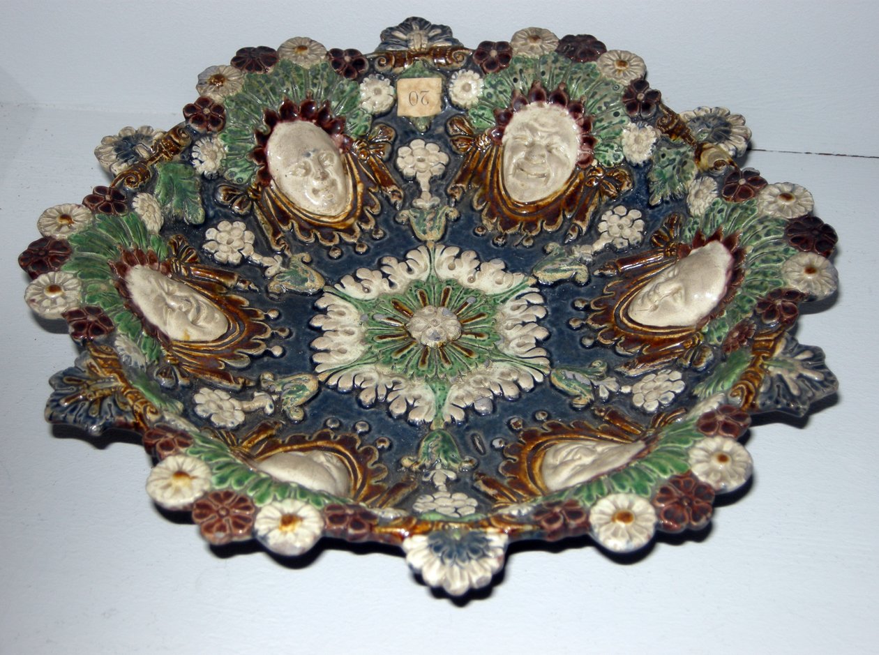 Miska s groteskními tvářemi (fajáns) od Bernard Palissy