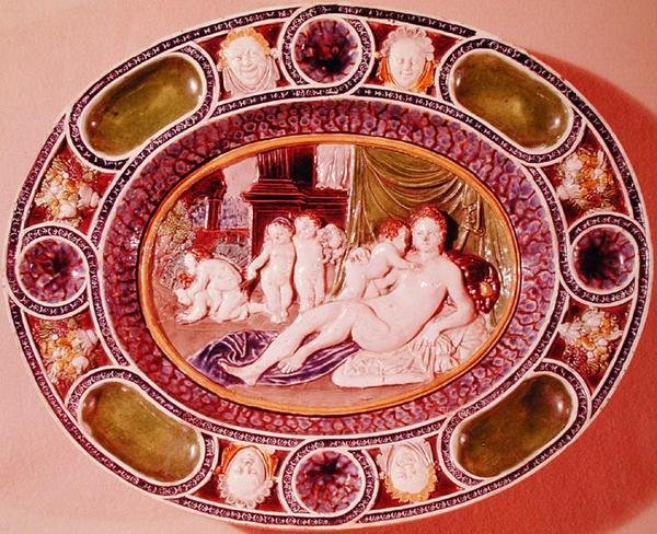 Oválný talíř zobrazující ženu představující plodnost (fajáns) od Bernard Palissy