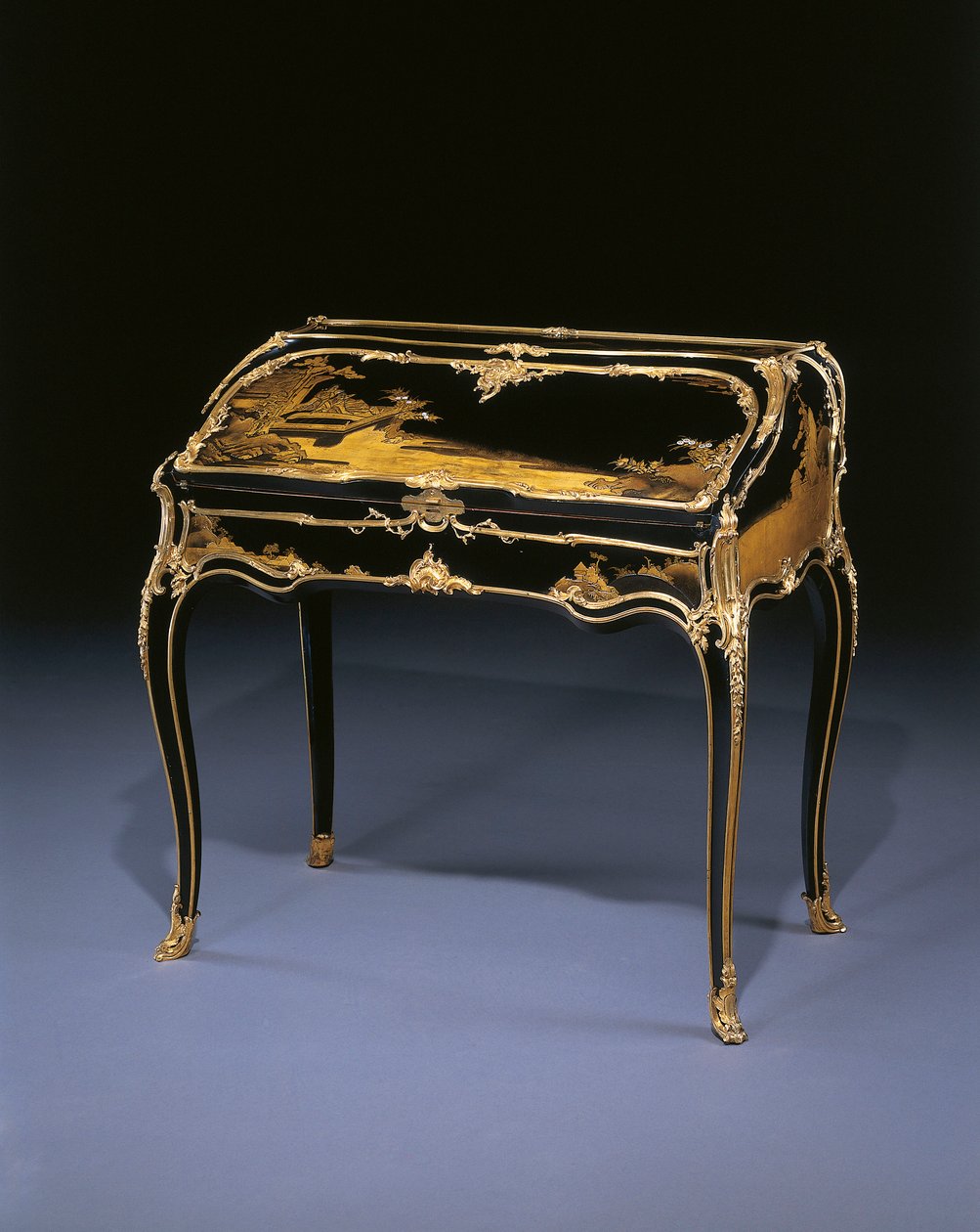 Louis XIV bureau en pente, cca 1750 (japonský lak na ormolu a vernis Martin) od Bernard van (attr. to) Risenburgh II