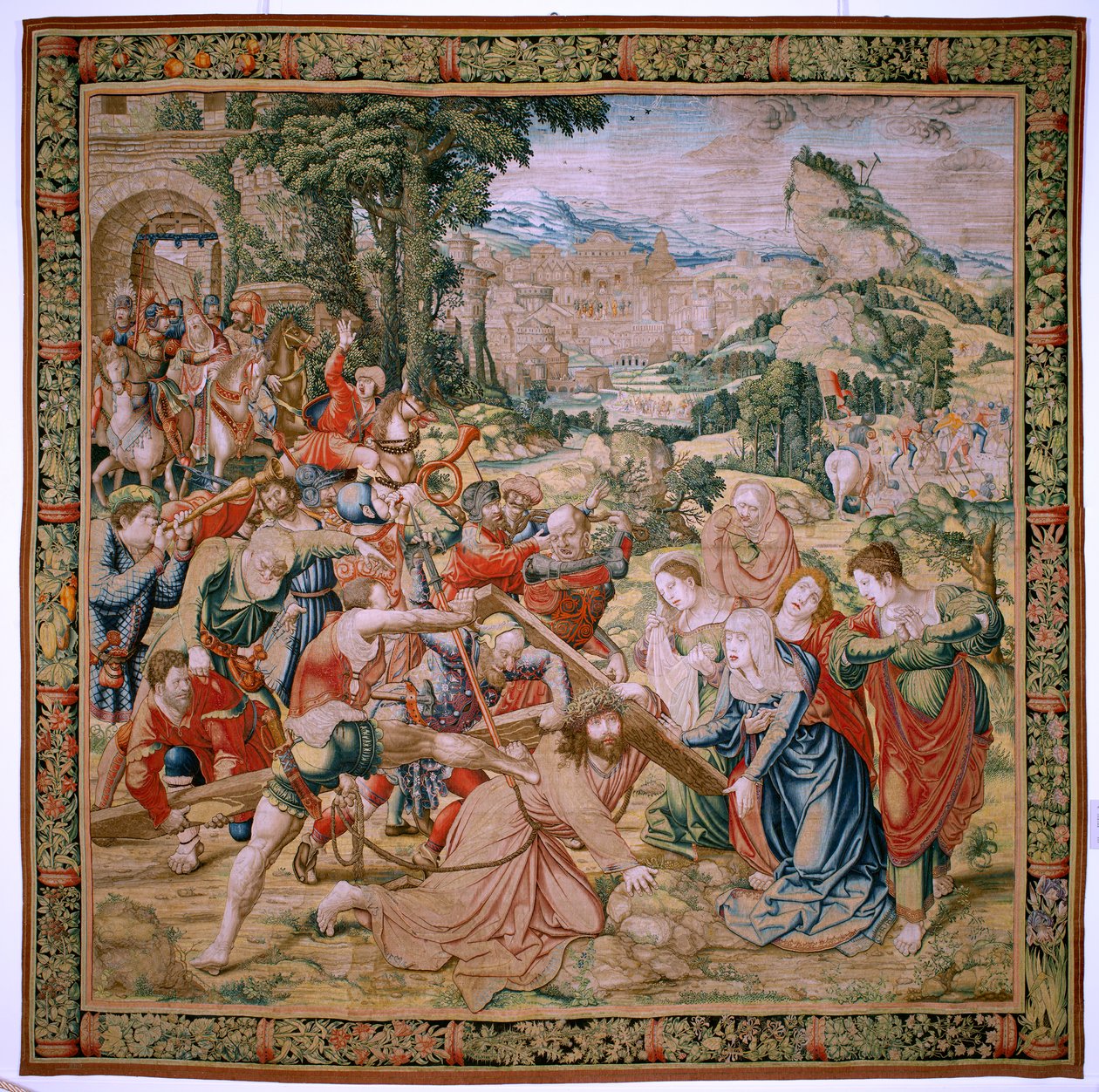 Vlámský gobelín. Seriál Umučení Krista. Padněte cestou na Kalvárii (Caída en el camino del Calvario). Druhá tapisérie v sérii. Karikaturista modelů Bernard van Orley. Výroba Pieter de Pannemaker, Brusel. Přibližně 1518-1523. Tkanina Zlatá, stříbrná, od Bernard van Orley