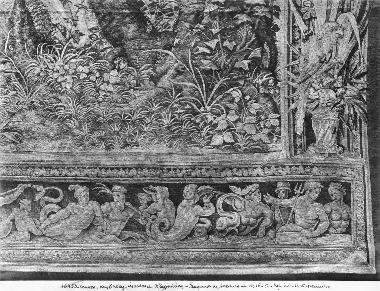 Lovy Maxmiliána, Gemini, Lov na jelena, shromáždění, Gobelínská továrna detail okraje viz také 70347 gobelín čb foto od Bernard van Orley