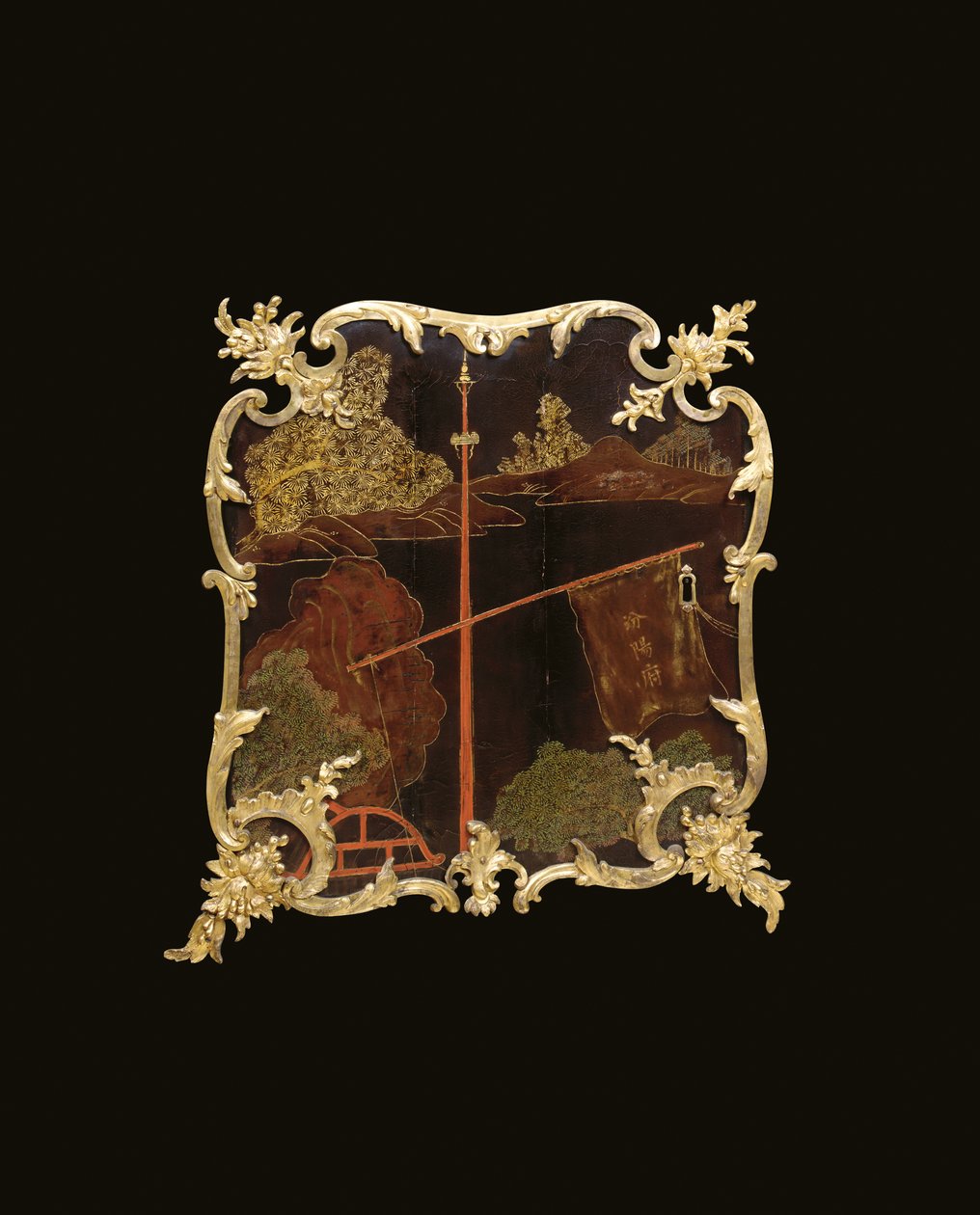 Komoda Ludvíka XV., kolem roku 1740 (černá čínská montáž na ormolu, polychromovaný a zlacený lak, had, mramor a vernis) od Bernard van Risamburgh