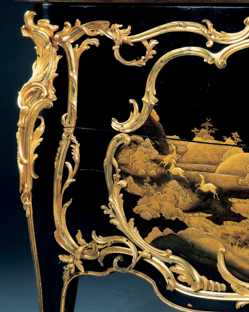 Commode (japonský lak namontovaný na ormolu) od Bernard van Risenburgh II