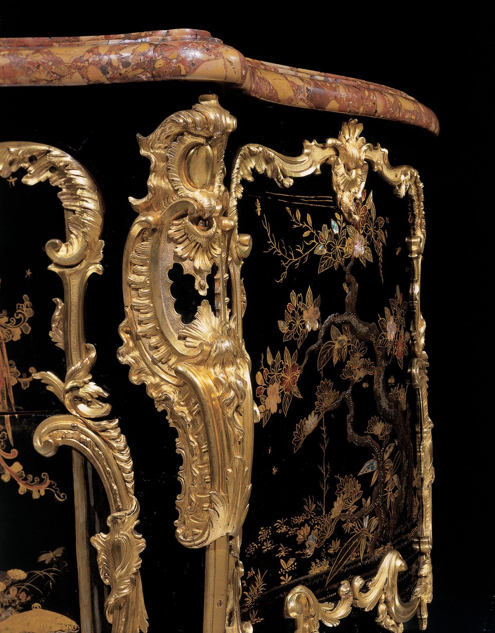 Commode, cca 1745 (japonský lak namontovaný na ormolu a ebonizované dřevo) od Bernard van Risenburgh II