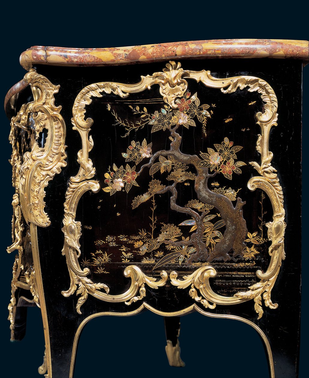 Commode, cca 1745 (japonský lak namontovaný na ormolu a ebonizované dřevo) od Bernard van Risenburgh II