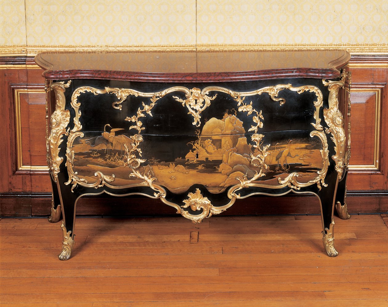 Commode, cca 1745 (japonský lak namontovaný na ormolu a ebonizované dřevo) od Bernard van Risenburgh II