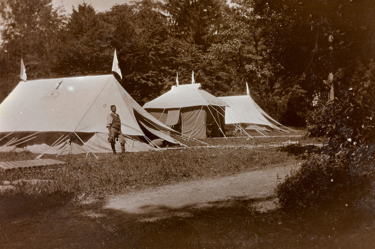 Album první světové války ve Friuli-Venezia Giulia: přijímání, operace a oblékání před vilou Brazzà, domovem 17 válečné nemocnice v Soleschiano Manzano, snímek pořízen z kostelní věže, 05/1916 (čb fotografie) od Bietti Bietti