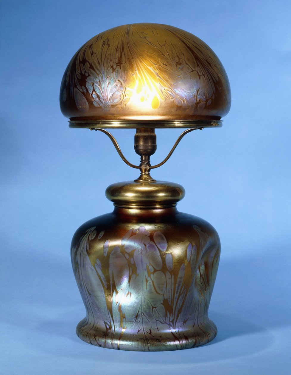 Vzácná mosazná stolní lampa Loetz (sklo se zlatým kovovým leskem a bronzem) od Bohemian School