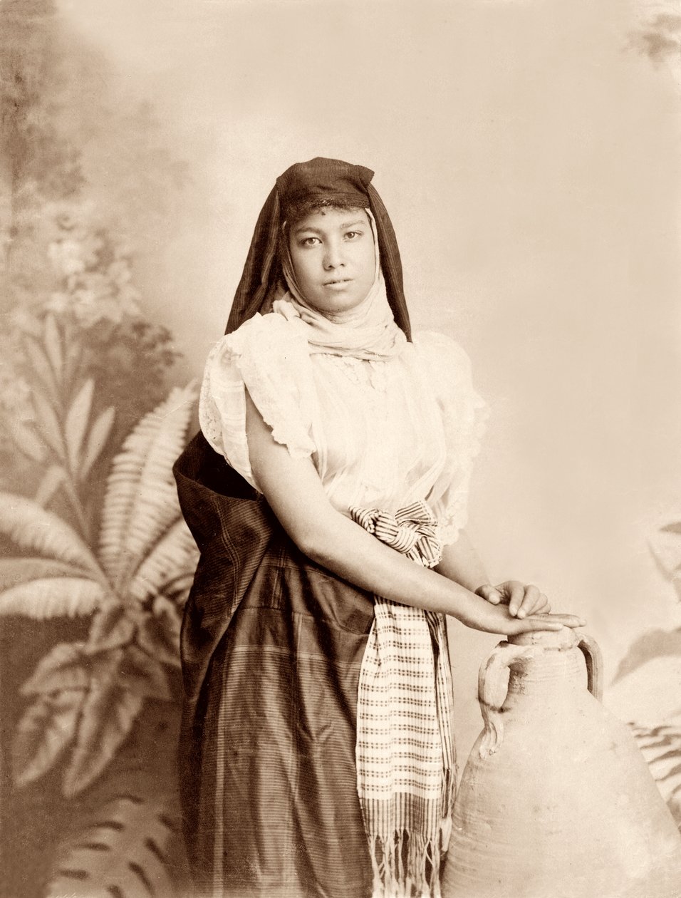 Dívka s nádobou na vodu, kolem 1867-98 od Bonfils Studio