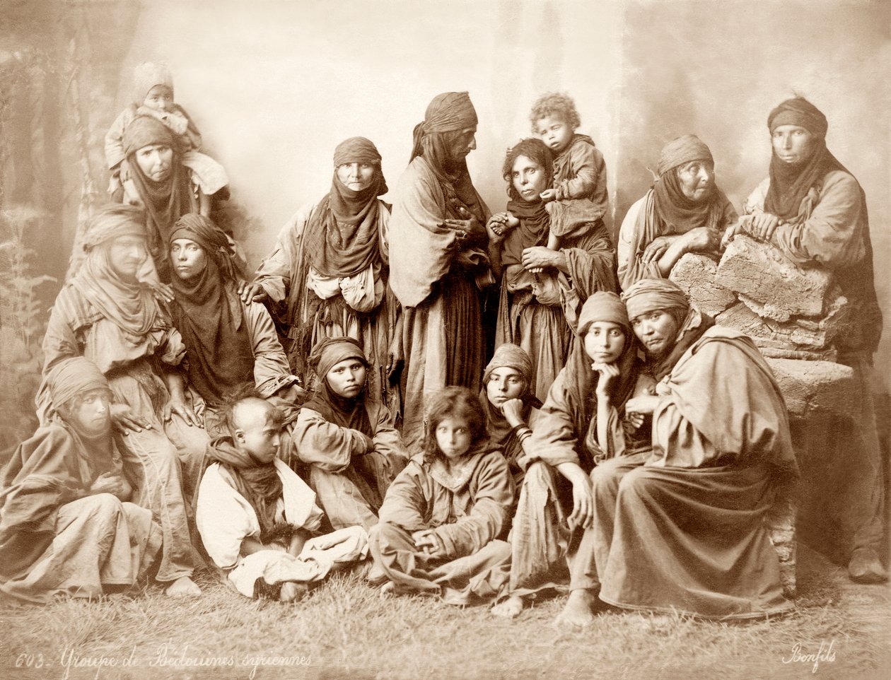 Skupina 17 beduínských žen a dětí, kolem 1867-98 od Bonfils Studio