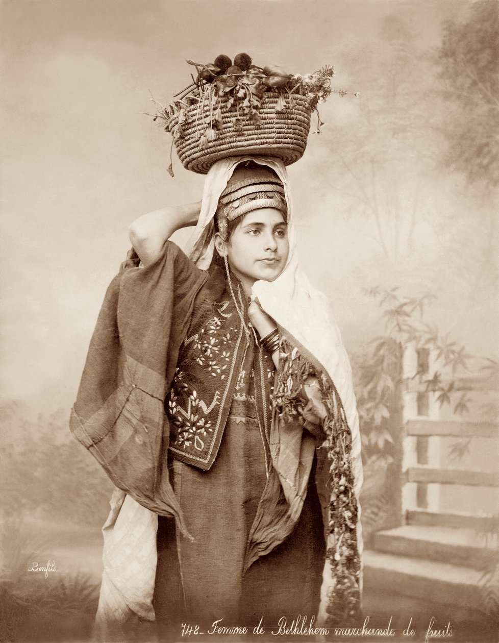 Žena s košíkem ovoce na hlavě, asi 1867-98 od Bonfils Studio