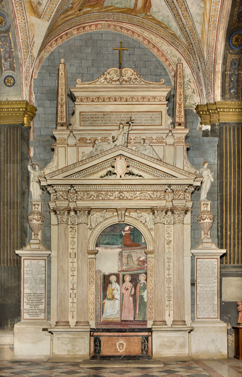 Severní transept, oltář sv. Michaela Archanděla, za oltářním obrazem fresky Bonifáce Bembo, panna a dítě svatá Aquilina a svatá Kateřina Alexandrijská, nahoře symbol Umilitas od Bonifacio Bembo
