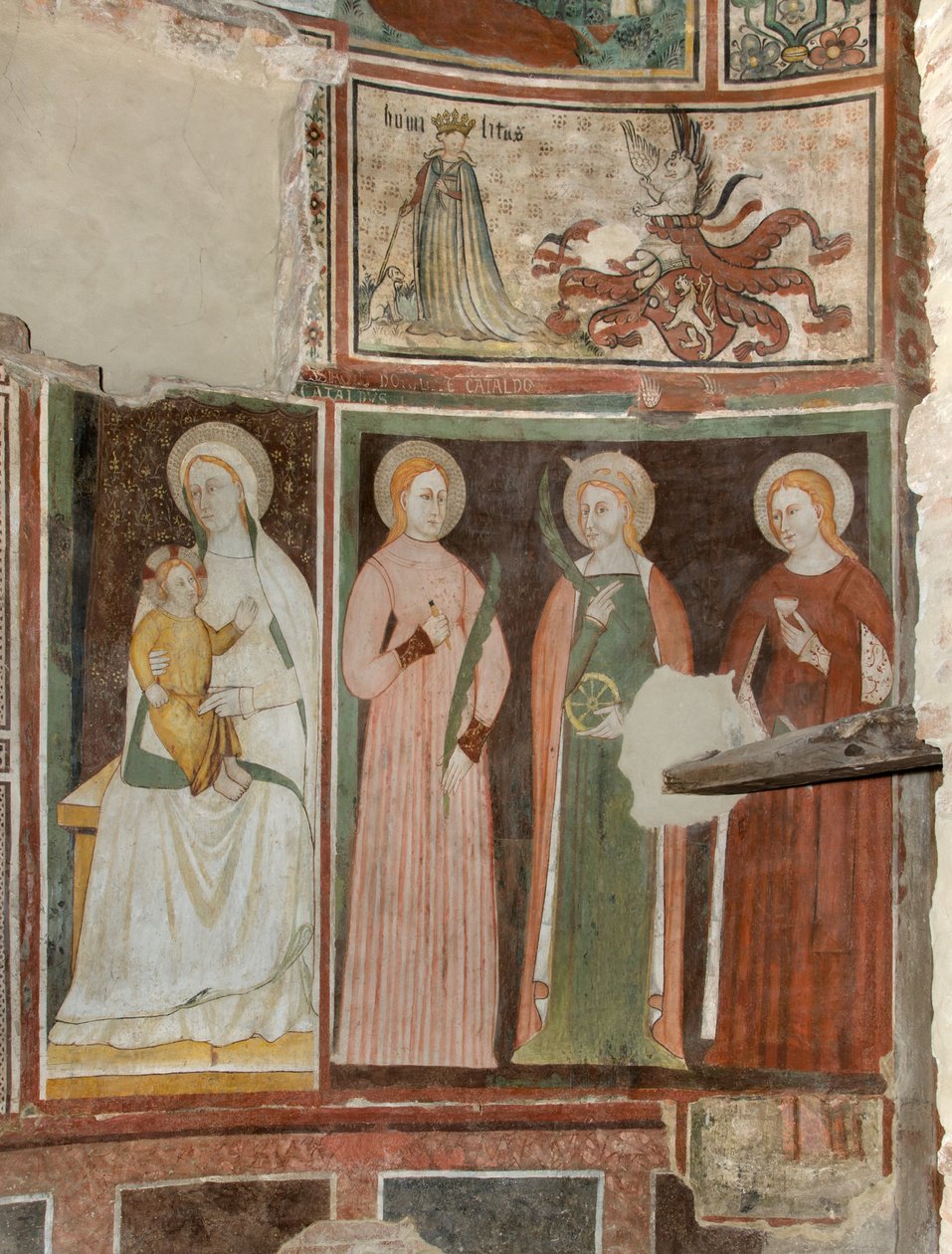 Severní transept, oltář sv. Michaela Archanděla, za oltářním obrazem fresky Bonifáce Bembo, panna a dítě svatá Aquilina a svatá Kateřina Alexandrijská, nahoře symbol Umilitas od Bonifacio Bembo