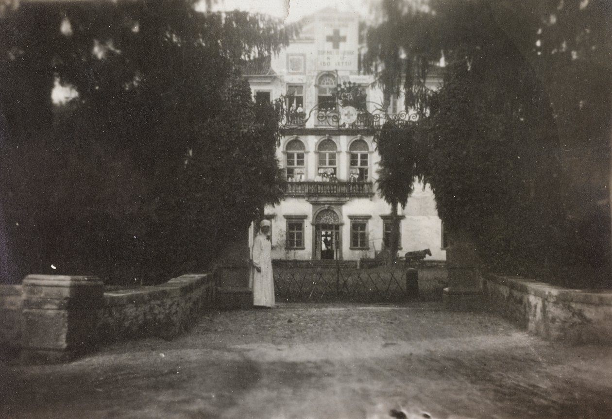 Album první světové války ve Friuli-Venezia Giulia: Villa Brazzà, domov 17 válečných nemocnic v Soleschiano Manzano, fotografie pořízená z kostelní věže, 05/1916 (černobílá fotografie) od Bourbon Del Monte