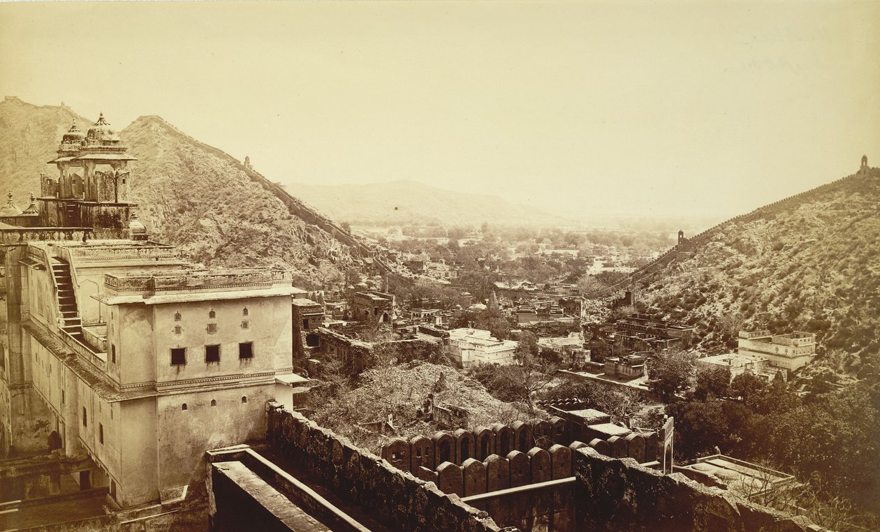 Celkový pohled na Umbher, Jeypoor (Jaipur) od Bourne & Shepherd