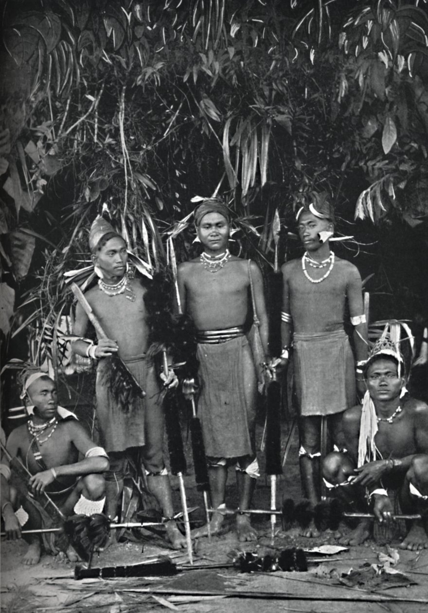 Angami Nagas v plných šatech, 1902 od Bourne and Shepherd