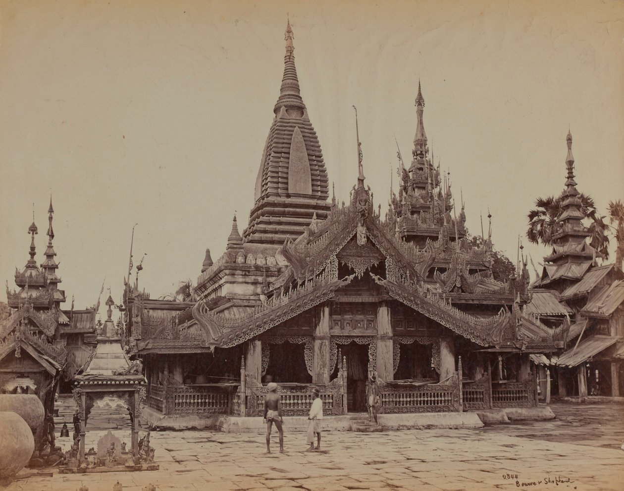 Nádvoří barmského chrámu, Mandalay od British Photographer