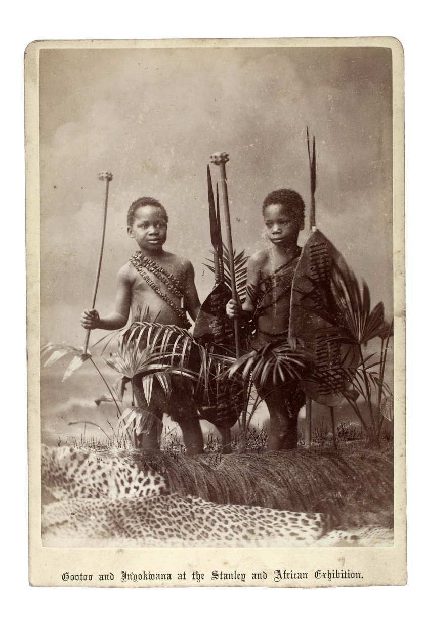 Gootoo a Inyokwana na Stanleyho a Africké výstavě, Londýn, 1890 (želatinový stříbrný tisk) od British Photographer
