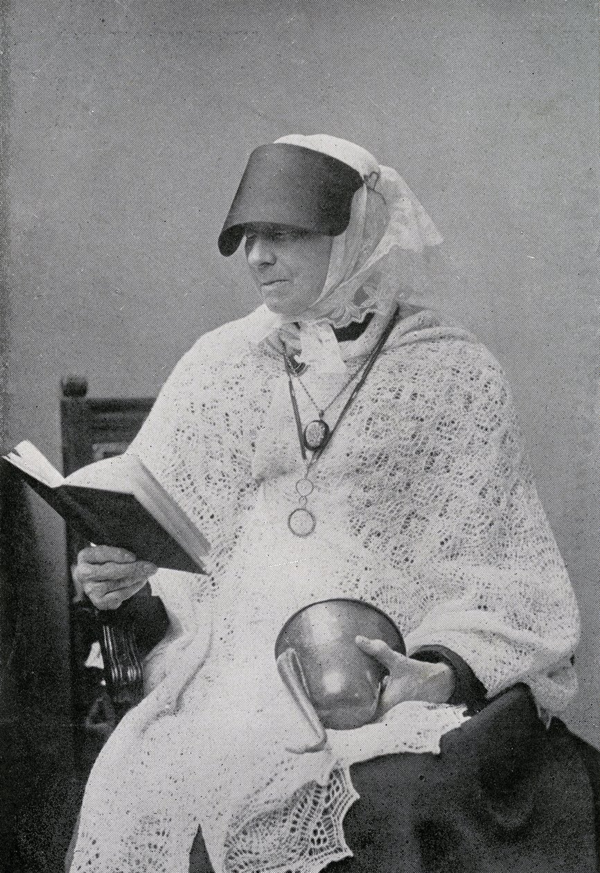 Jane Whyte Balfour, teta Roberta Louise Stevensona, vyfotografovala, jak čte a drží ušní trubku od British Photographer