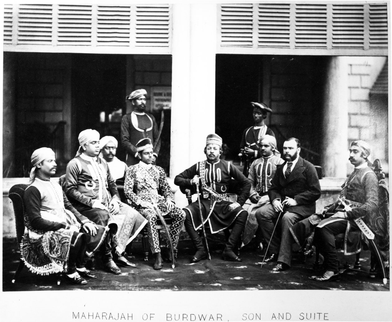 Maharadža Mahtab Čand Bahadur se svým synem a suitou, cca 70. léta 19. století od British Photographer