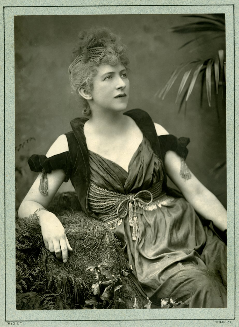 Paní Bernard Beere od British Photographer