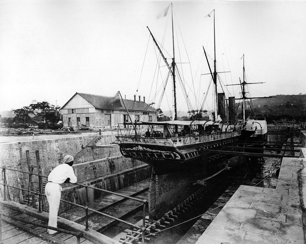 Kolesový parník v suchém doku v Západní Indii, c.1880 od British Photographer
