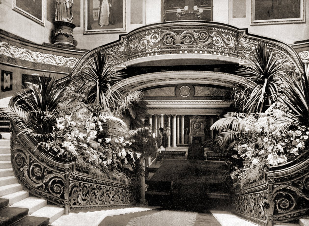 Velké schodiště v Buckinghamském paláci, Londýn, 1890 od British Photographer