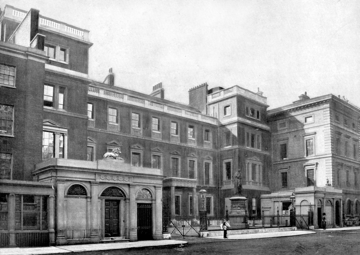 Fasáda of the War Office, Cumberland House, Pall Mall, Londýn, 1890 od British Photographer