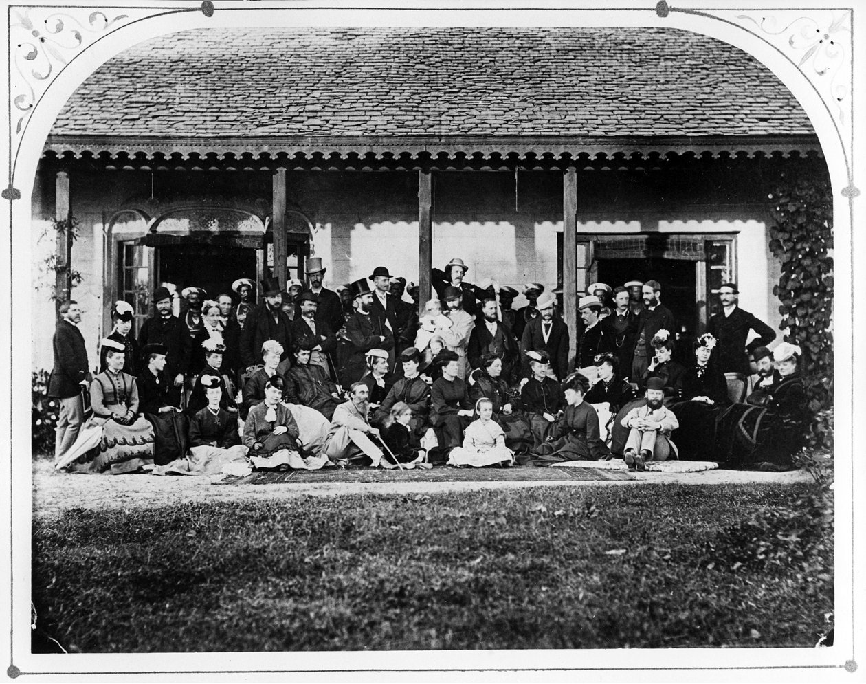 Group - Government House, c.1871 od British Photographer