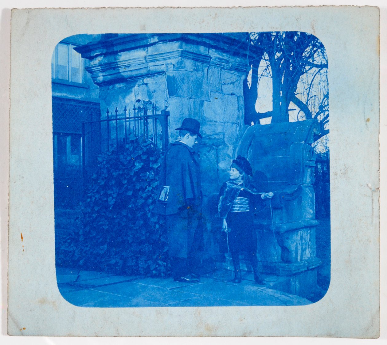John Atkinson Grimshaw a Elaine Grimshaw u bran Knostrop Hall (kyanotypie) od British Photographer