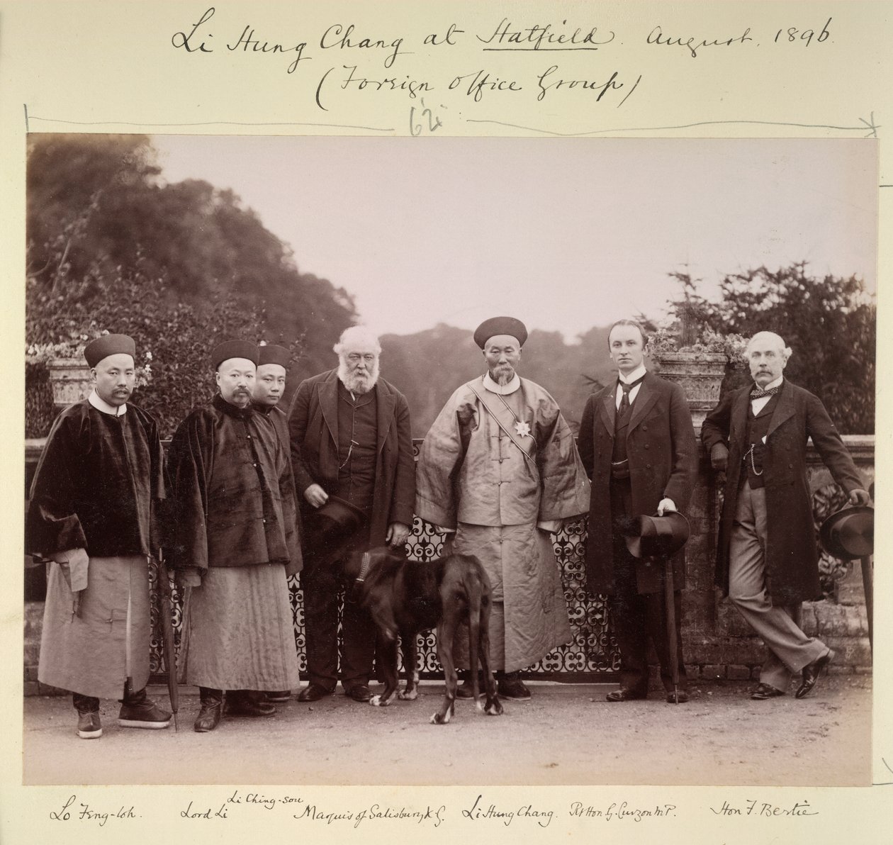 Li Hung Chang v Hatfieldu (Foreign Office Group), srpen 1896 (černobílá fotografie) od British Photographer