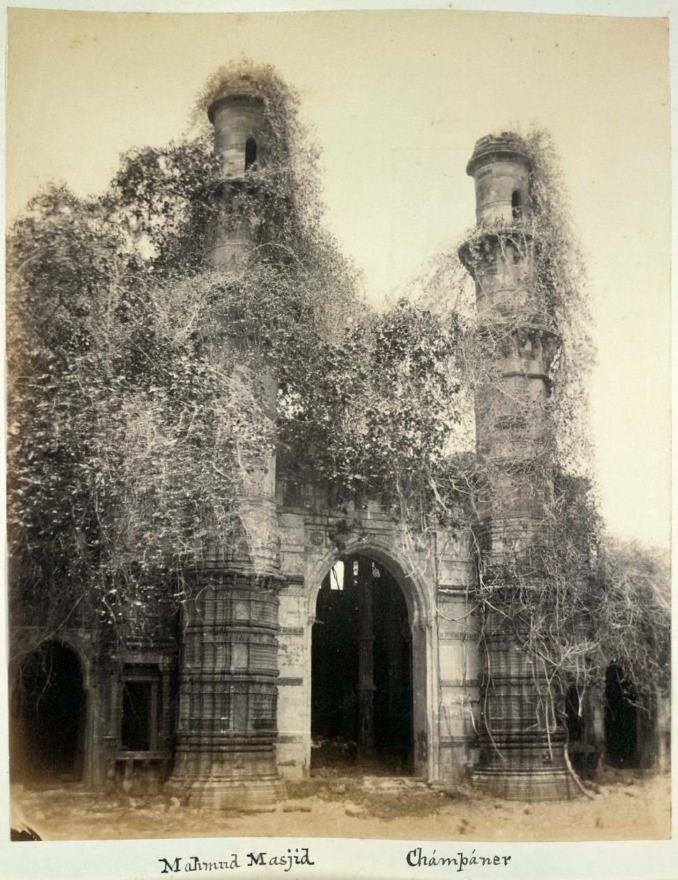Mahmud Masjid (Nagina Masjid), Champaner, kolem roku 1875 (černobílá fotografie) od British Photographer