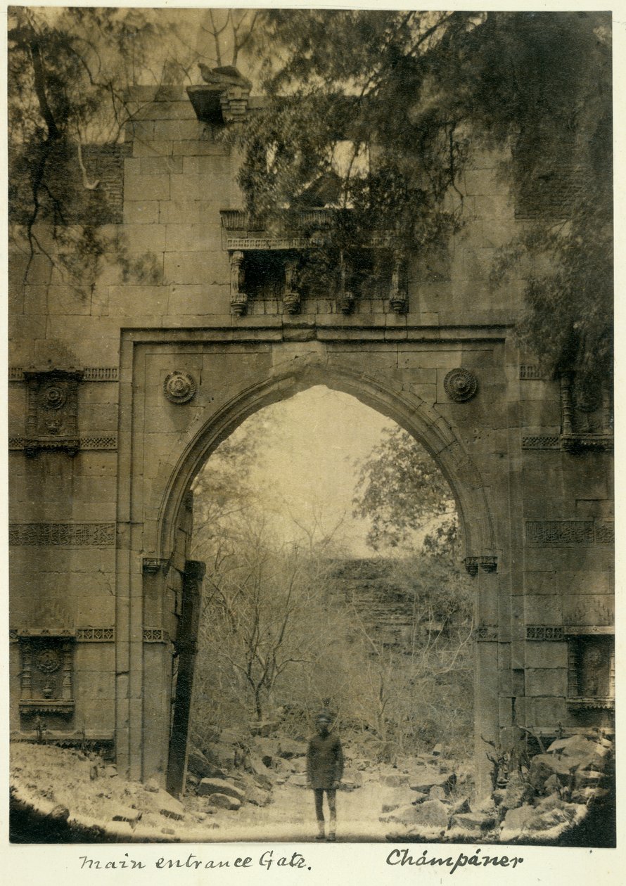 Main entrance gate, Champaner, c.1875 (b/w photo)   1351575   cs       czech Successfully Translated  Original: Selim Kahn III, from Portraits of the Emperors of Turkey Translat: Selim Kahn III, from Portraits of the Emperors of Turkey 1281283 cs czech Suc od British Photographer