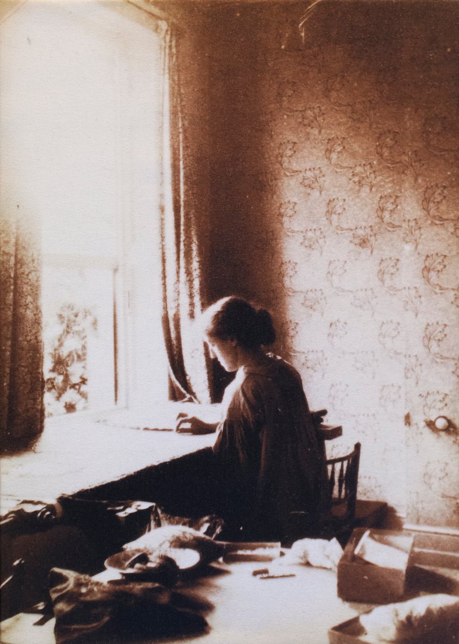 May Morris töissä, 1890-luvun alku (m/w kuva) od British Photographer