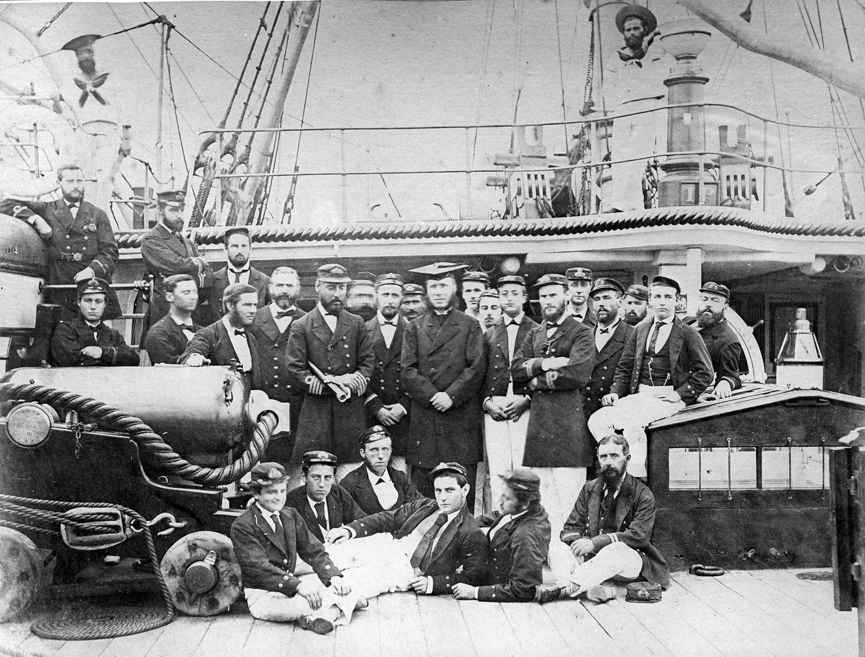 Důstojníci na palubě HMS Eclipse, kolem roku 1888 od British Photographer