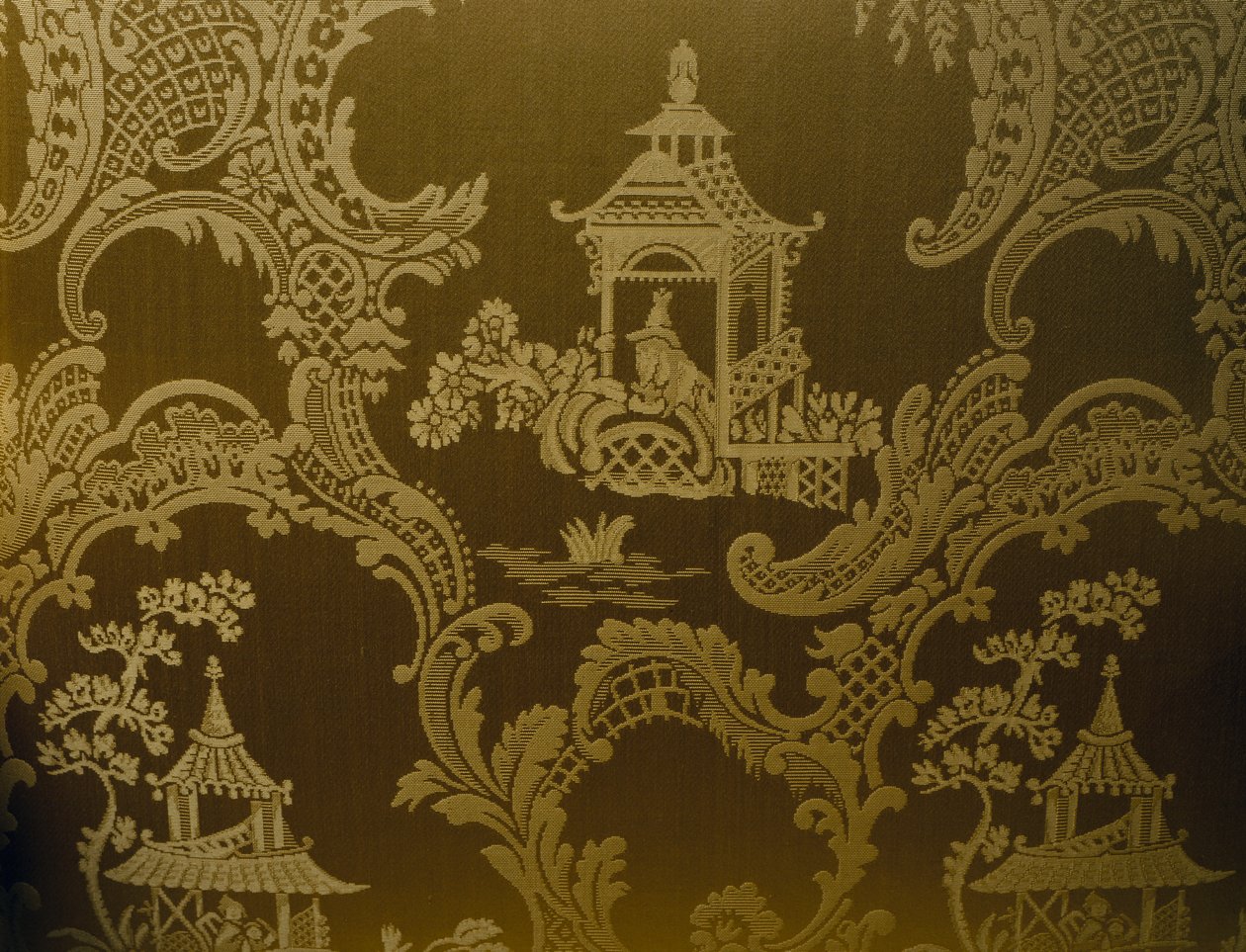 Čínské motivy, detail z čalounění na křesle ve stylu George II, vyřezávané dřevo, polstrované paže a čalouněné opěradlo a sedadlo, cca 1750, Velká Británie od British School