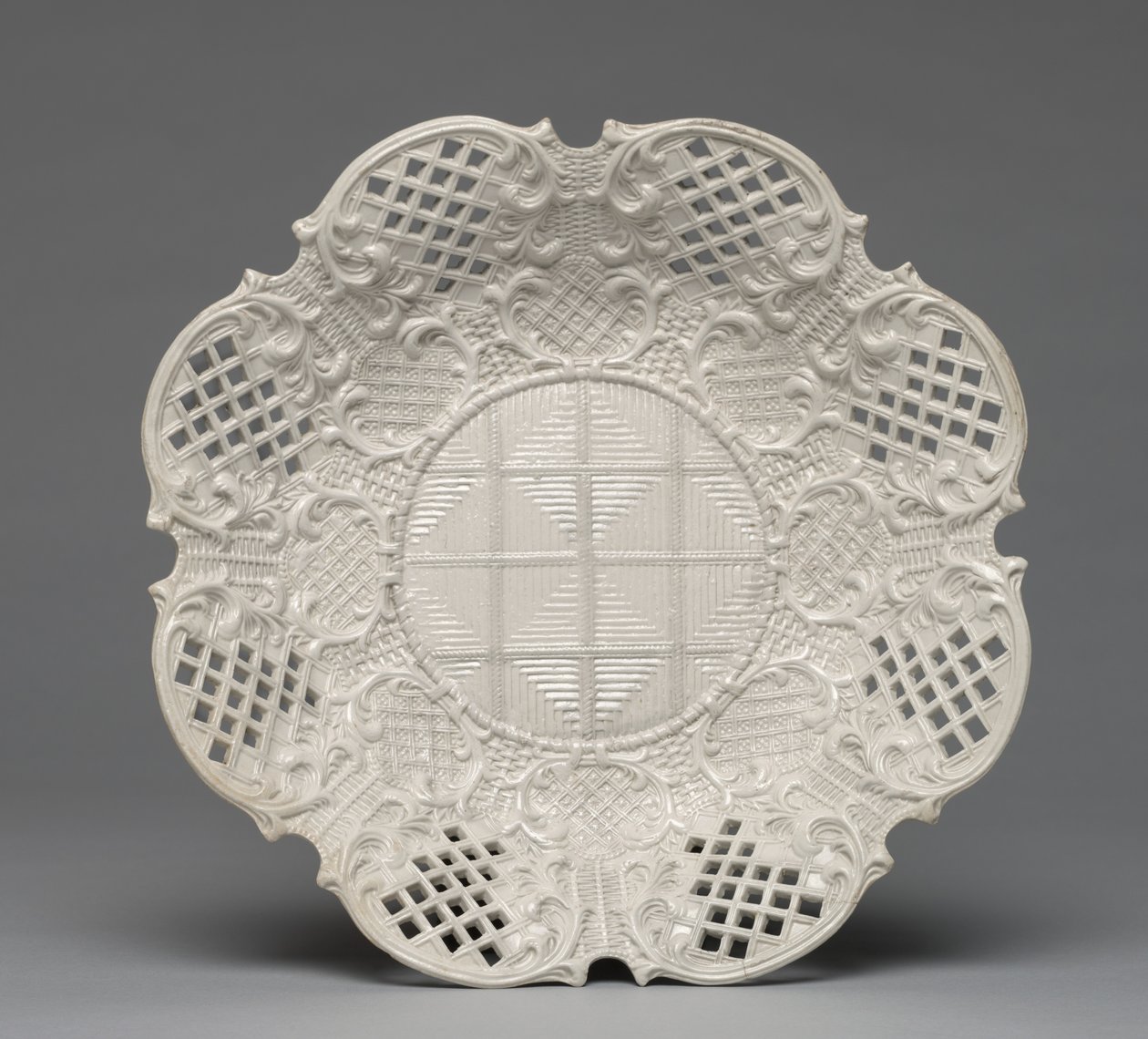 Talíř, vyrobený Staffordshire Factory, Anglie, kolem roku 1760 od British School
