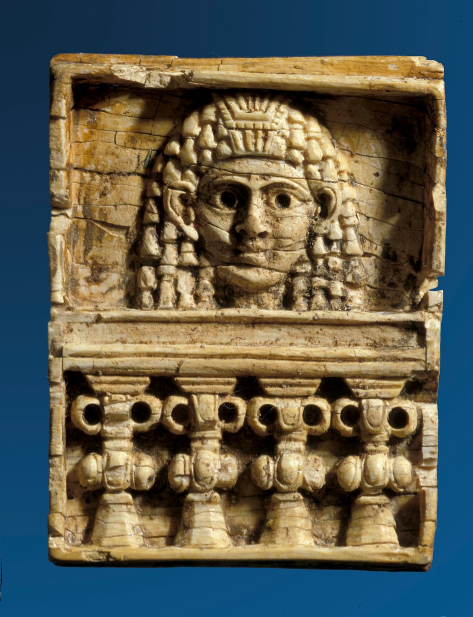 Plaketa zobrazující ženu u okna od Bronze Age