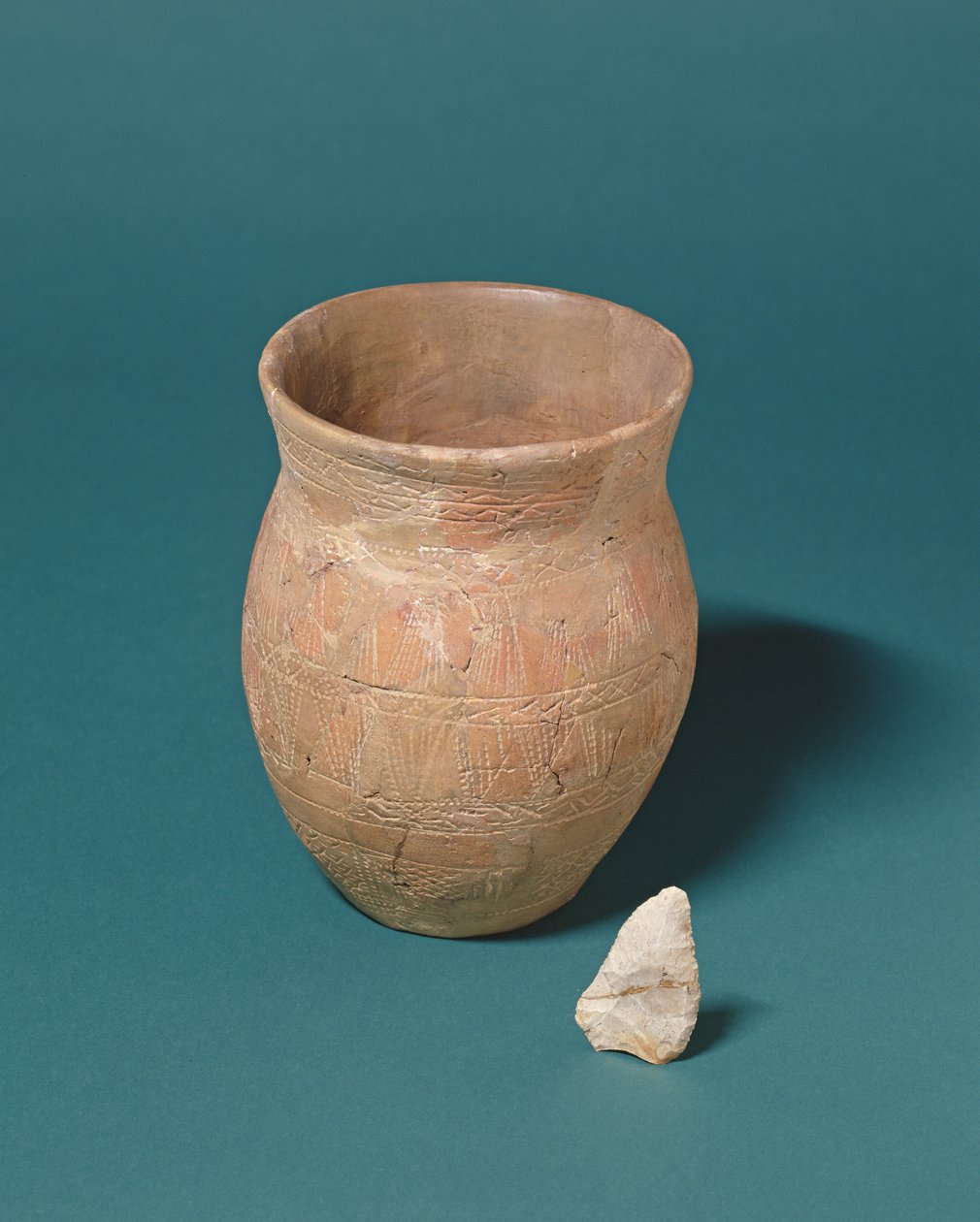 Kádinka a pazourek nalezený doprovázející pohřeb v Barnwood, Gloucestershire, kolem roku 2000 před naším letopočtem od Bronze Age