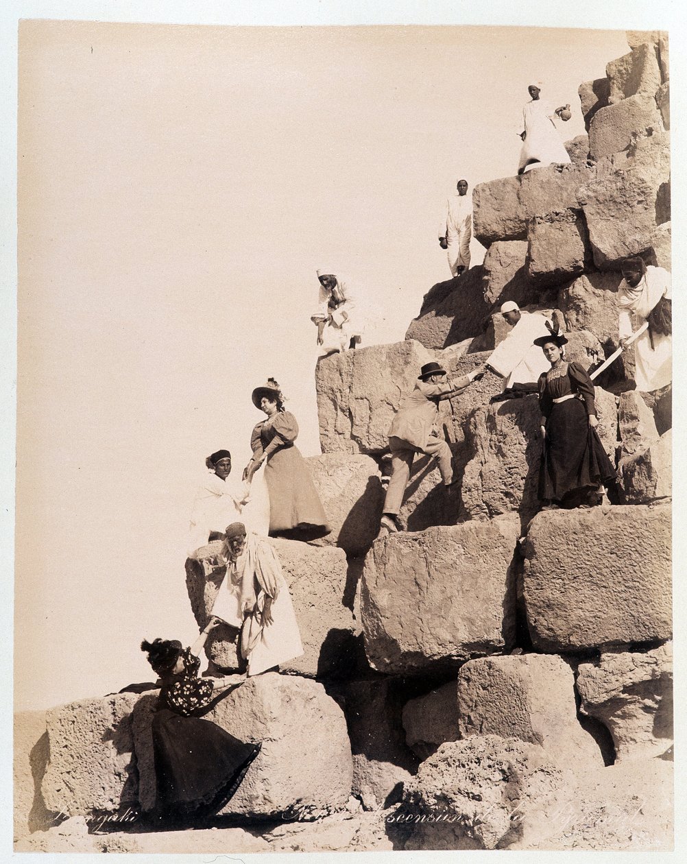 Výstup na pyramidu turisty - fotografie bratří Zangali, konec 19. století od Brothers Zangaki